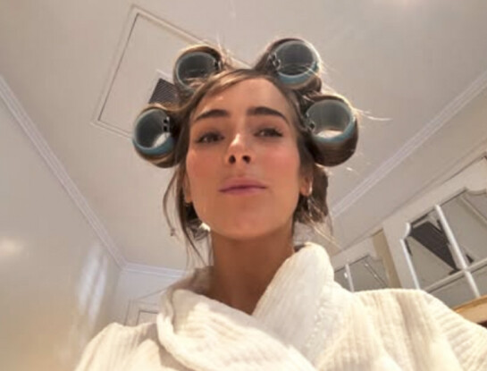 Ámbar de Benedictis se hizo flequillo y marca una tendencia entre las Z: el regreso del corte recto