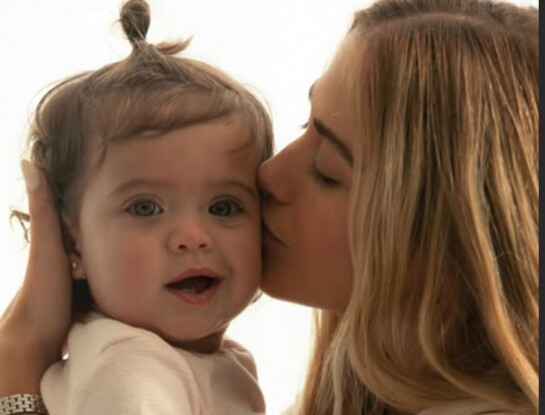 Cómo combinar un conjunto total white para tu bebé: el look cómodo y canchero que eligió Olivia, la hija del Kun Agüero y Sofía Calzetti