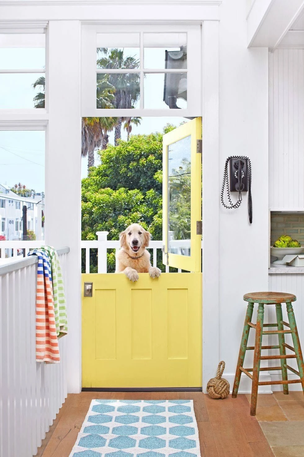 Las puertas holandesas mantienen cerrado el acceso inferior, ideal para mascotas. 