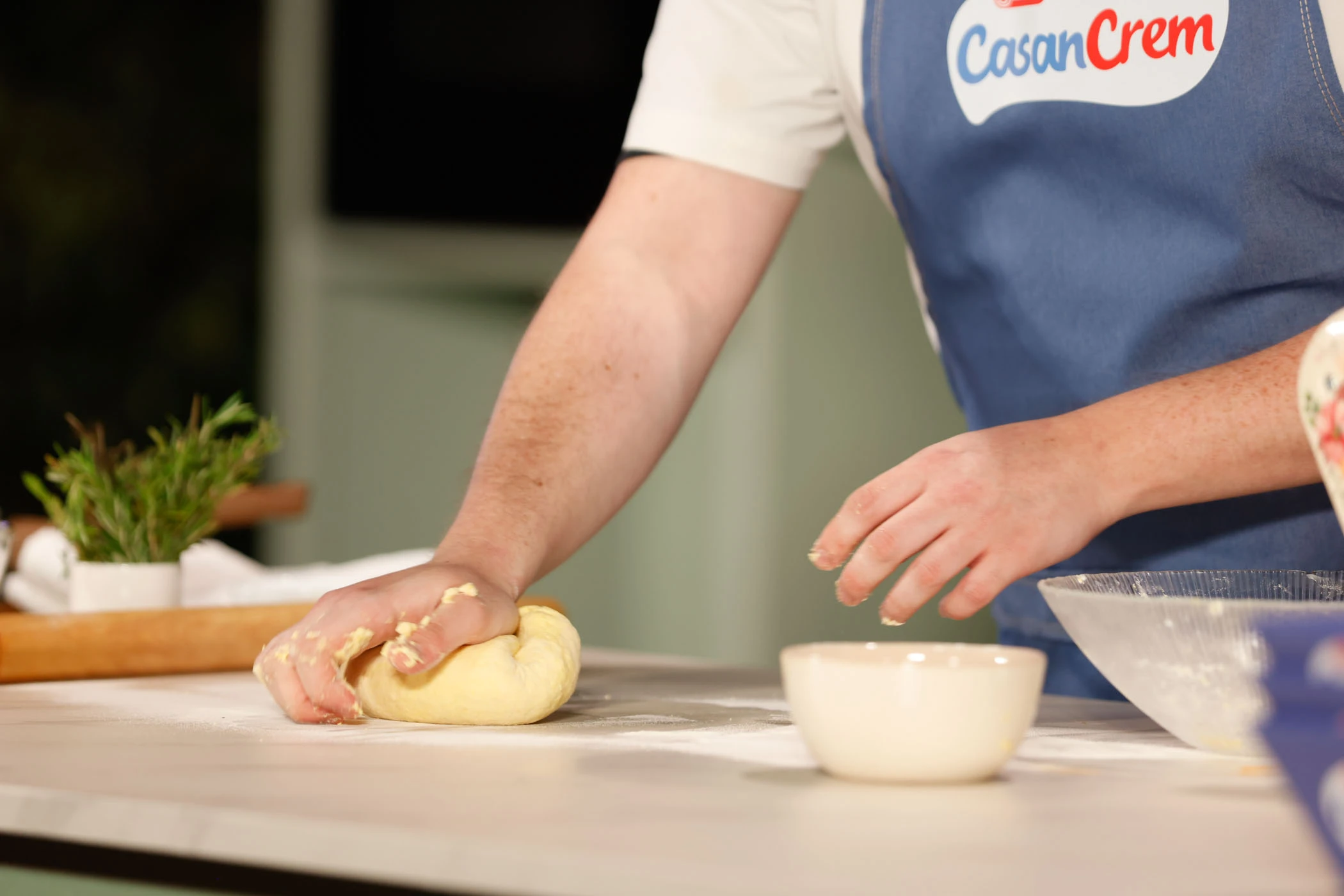 Gonzalo compartió el paso a paso para lograr una masa suave y rica con Casancrem.