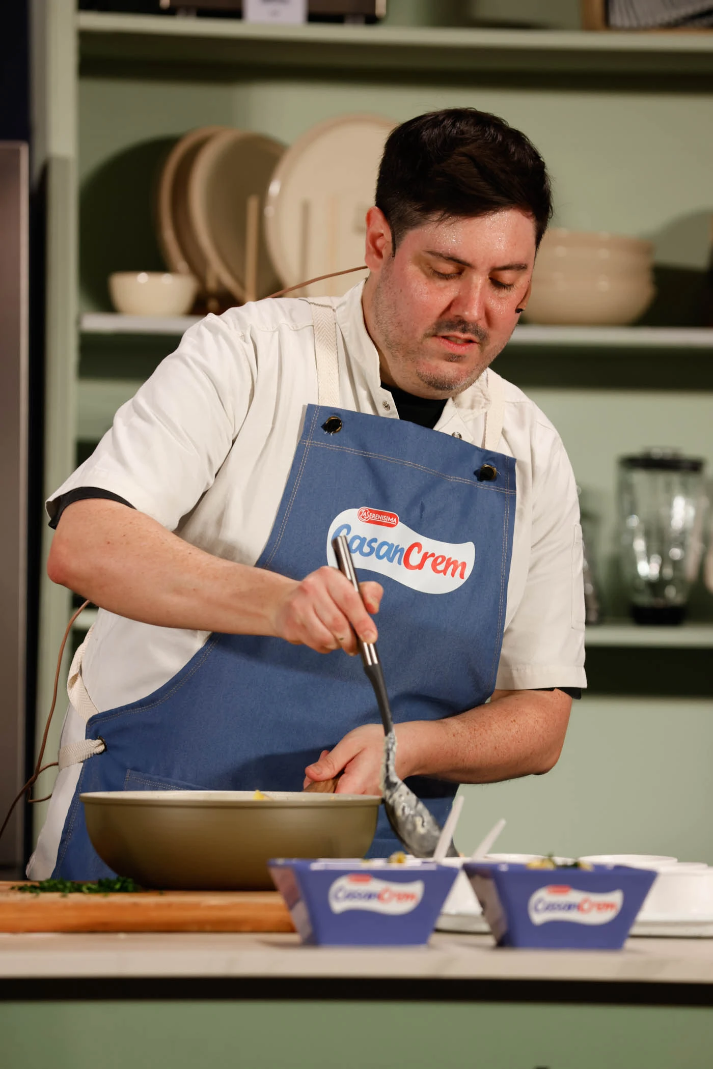 La salsa con arvejas, panceta y Casancrem es la última preparación.