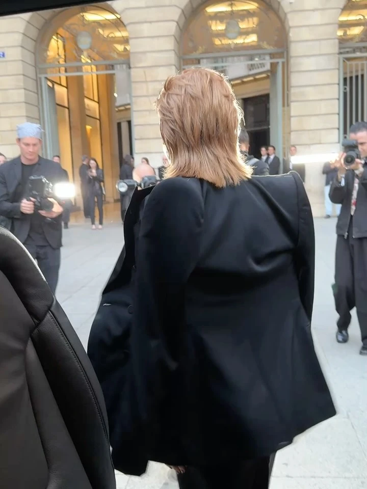 Pamela Anderson sorprendió en París con un rotundo cambio de look