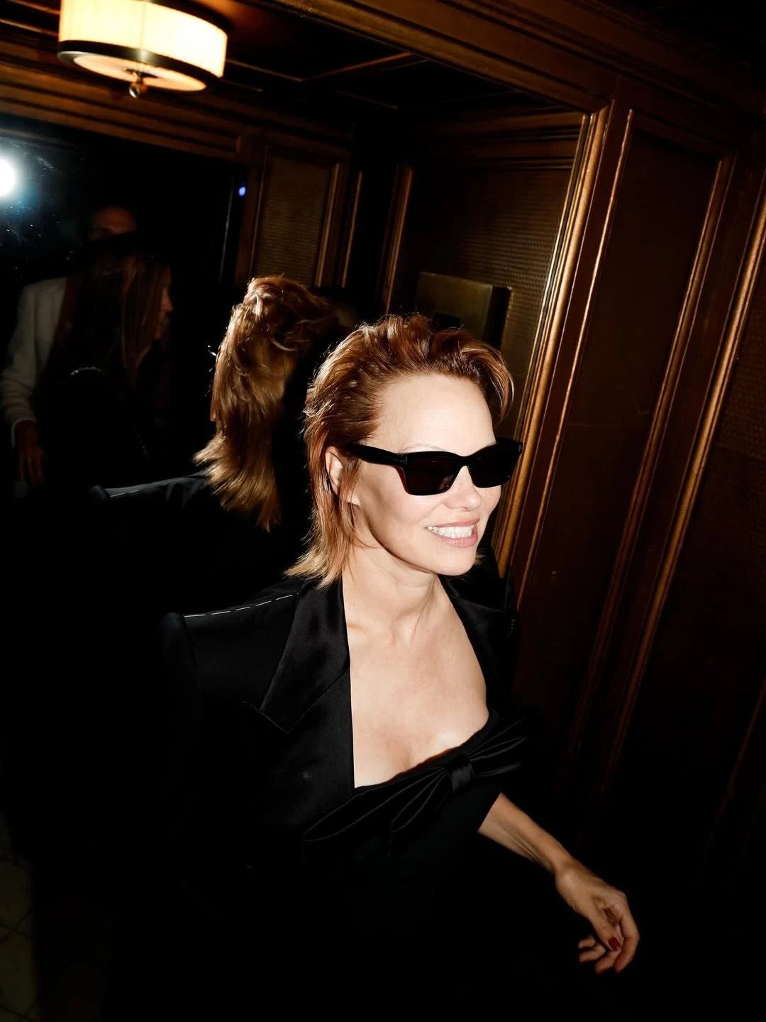 Pamela Anderson sorprendió en París con un rotundo cambio de look