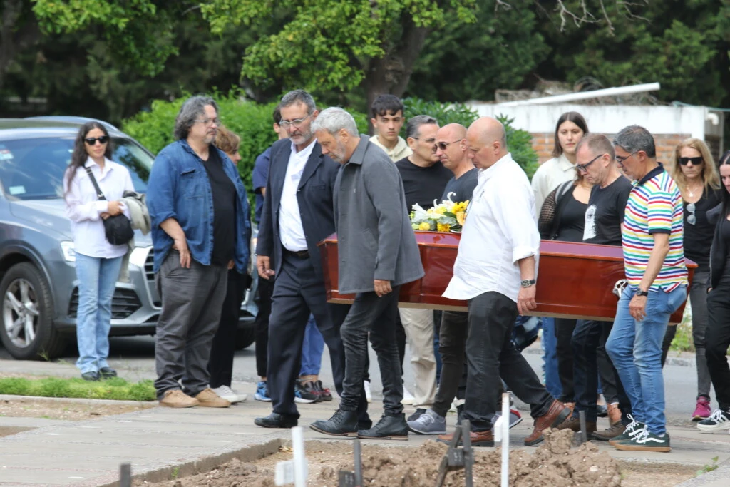 Hugo Castro, hermano mayor de Mariano, llevando el cajón con los restos en el Cementerio de la Chacarita.
