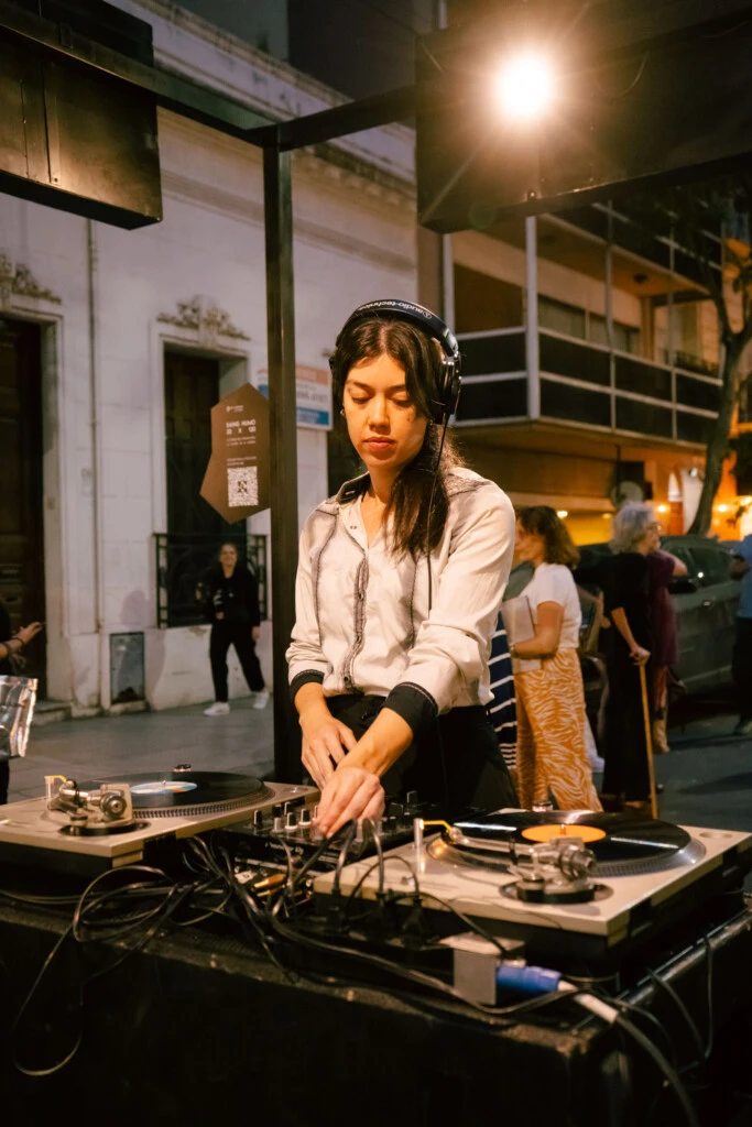 DJ Gala a.k.a. Galanjah en Distrito Arenales por San Lorenzo Design.