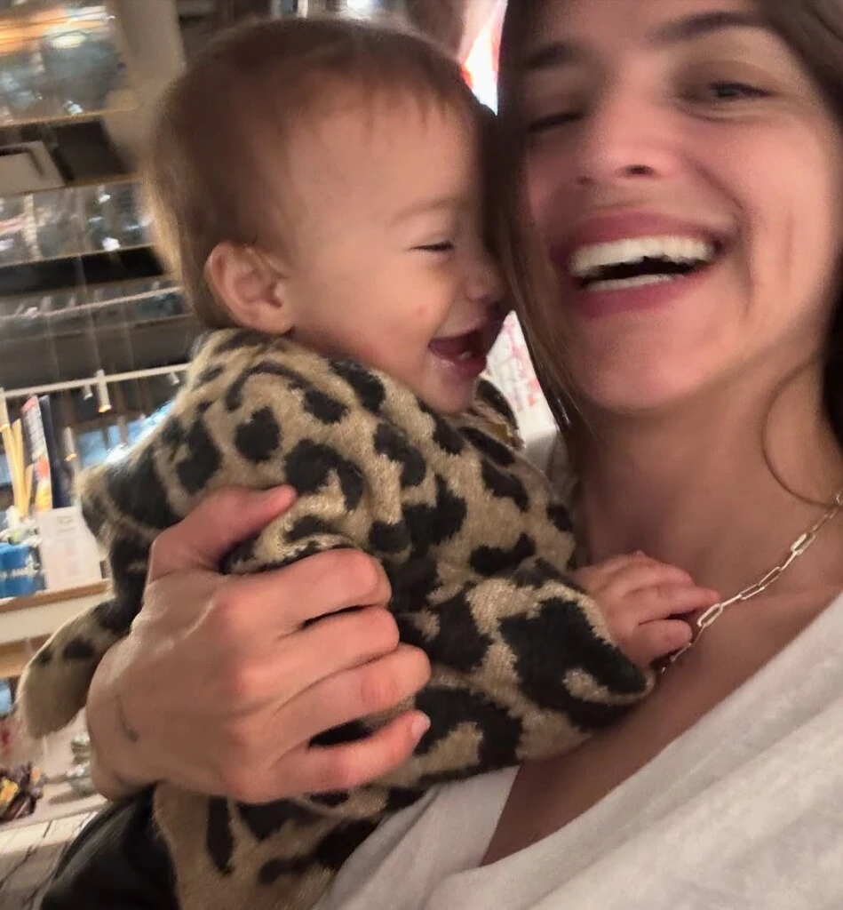 Calu Rivero y su hijo menor Bee. Fotos: IG.