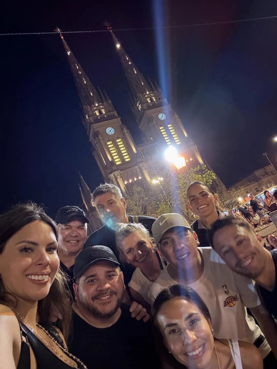 La modelo junto a su esposo y su grupo de amigos en Luján. Foto: IG.