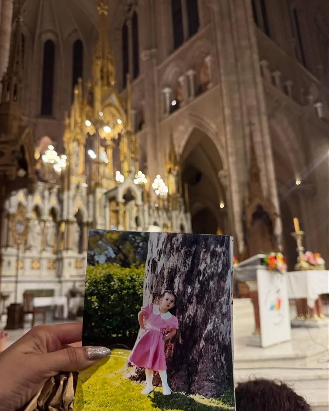 Barby llevó la foto de su hija Sarah a la Basílica. Fotos: IG.