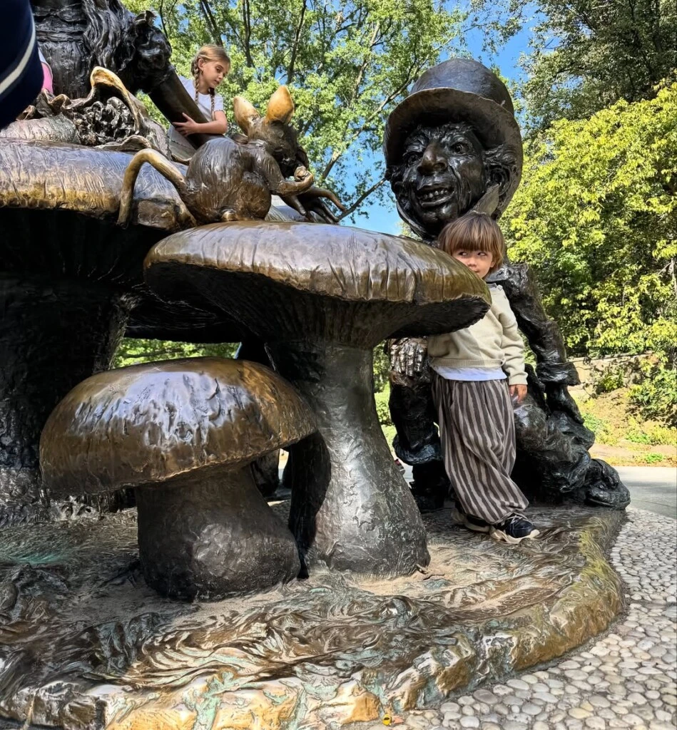 Tao jugando en medio de un monumento público. Fotos: IG.