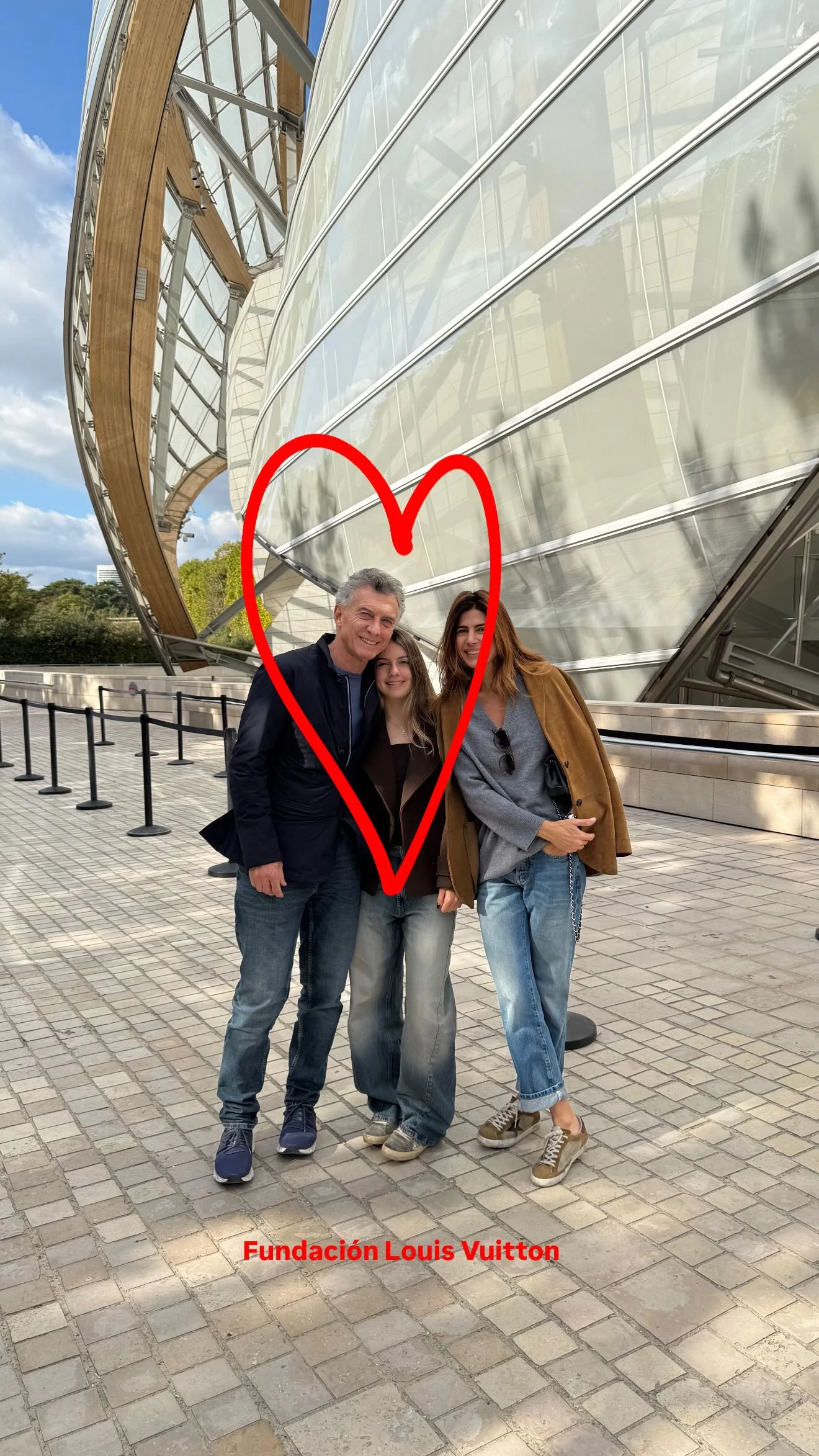 Conocé el look de Juliana Awada en París para celebrar los 14 años de Antonia. Elegí la campera camel que es tendencia y copiá su estilo effortless chic de otoño.
