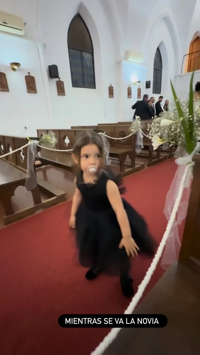 Sarita llevó un vestido negro con detalles de tul. Foto: IG.