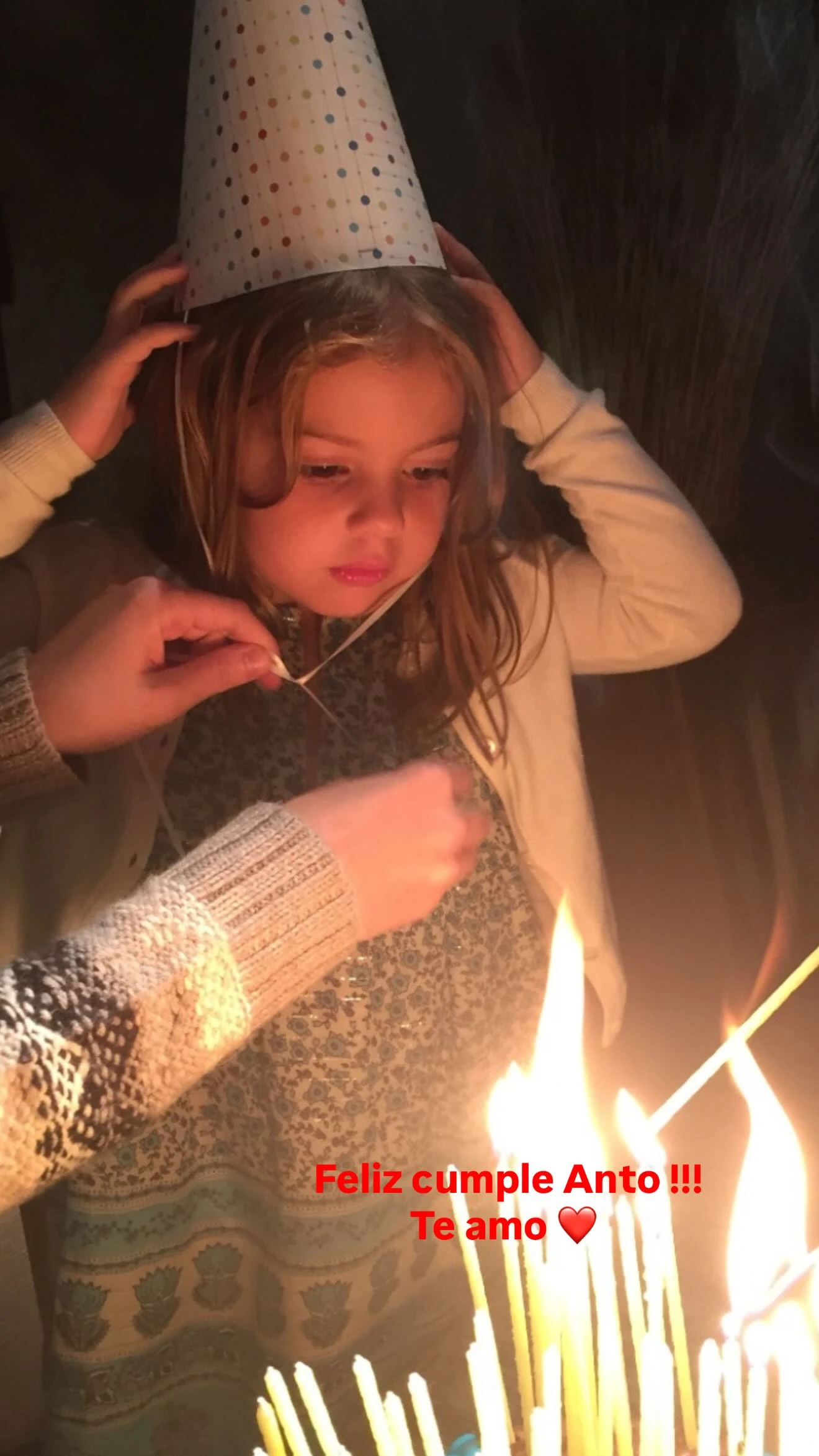 Conocé el look de Juliana Awada en París para celebrar los 14 años de Antonia. Elegí la campera camel que es tendencia y copiá su estilo effortless chic de otoño.