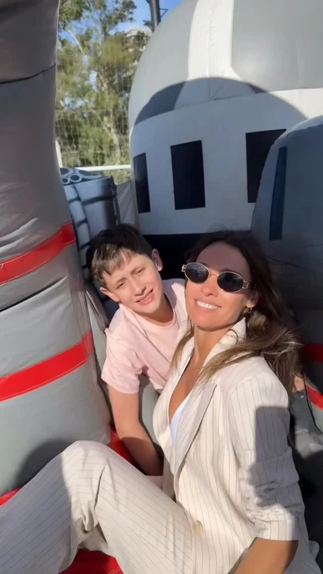 Pampita junto a su hijo que cumplió 11 años. Fotos: iG.