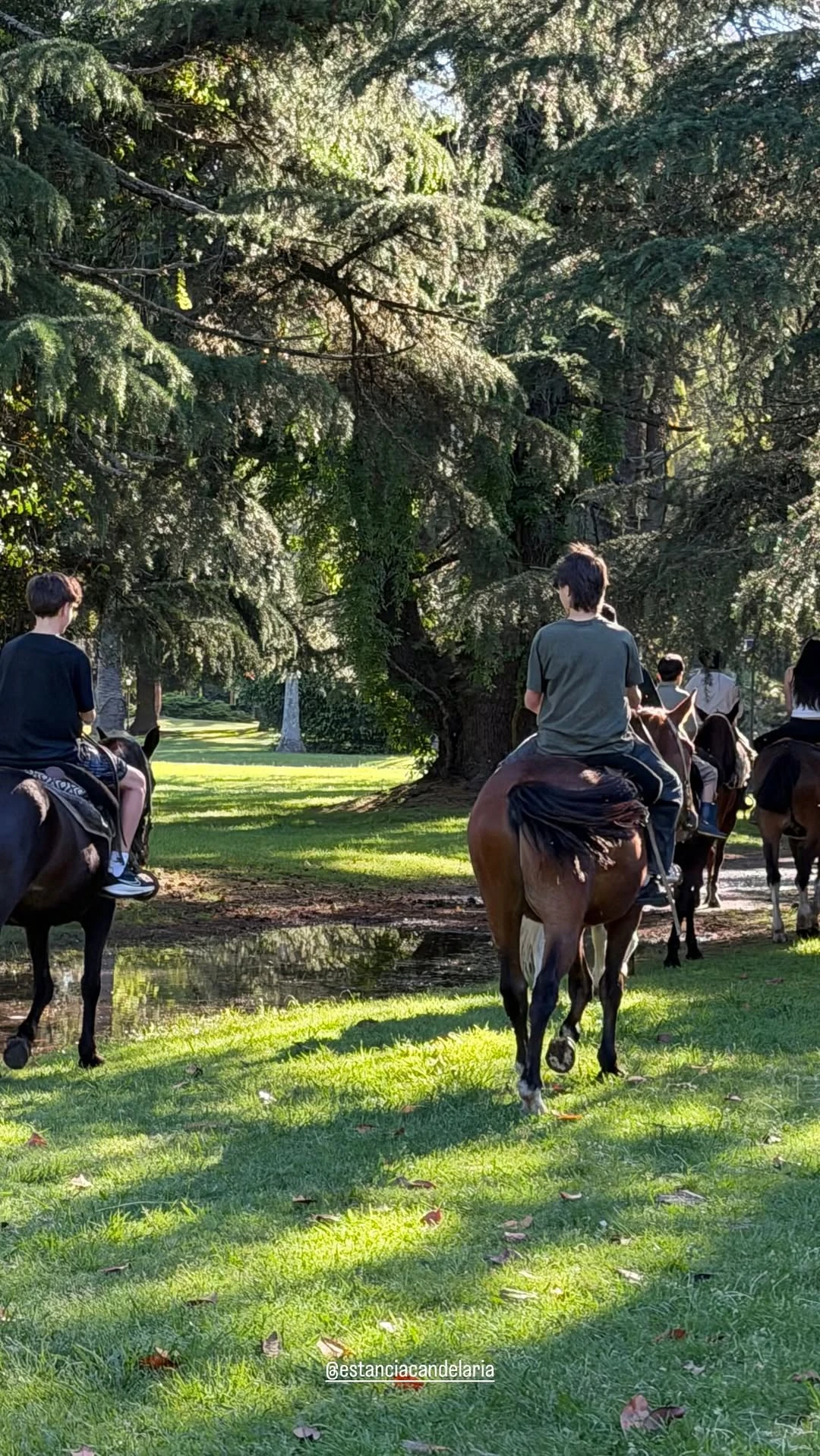 La familia disfrutó de una cabalgata por el predio. Fotos: IG.