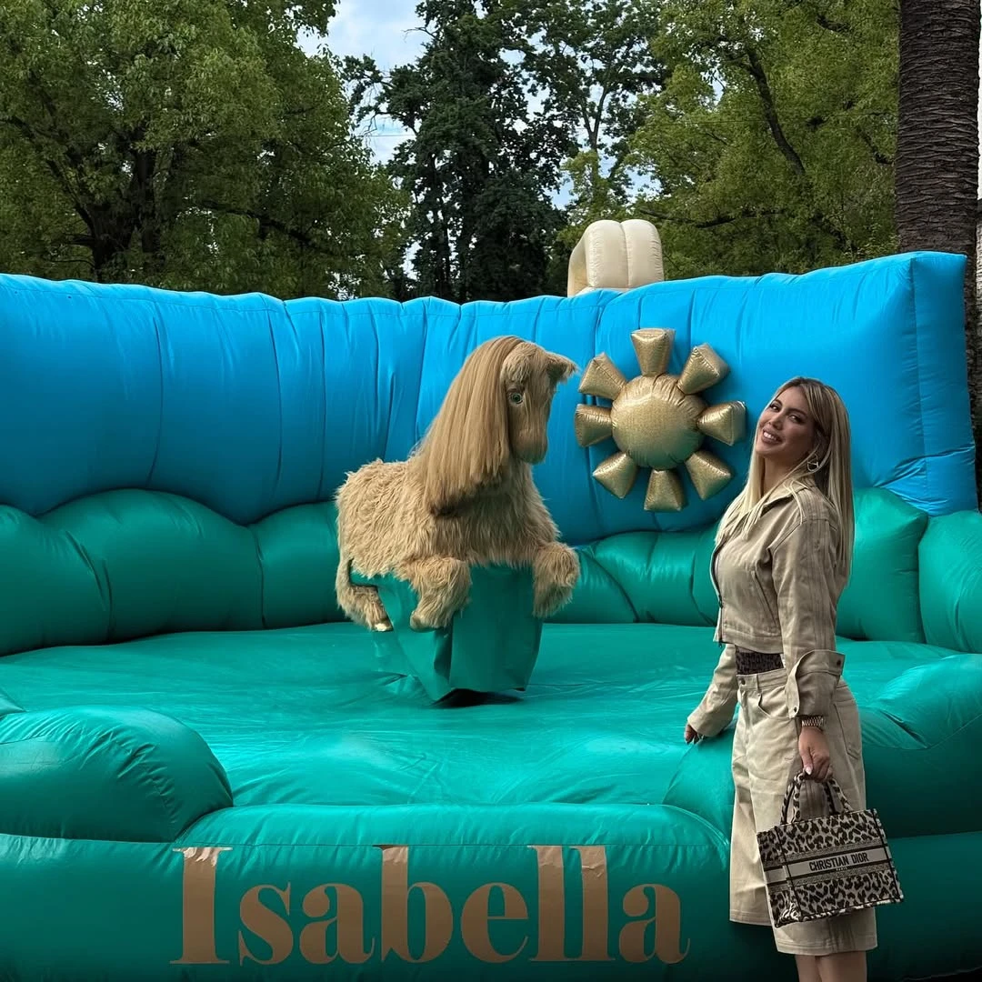 El evento contó con un inflable con caballos, los favoritos de Isa. Fotos: IG.