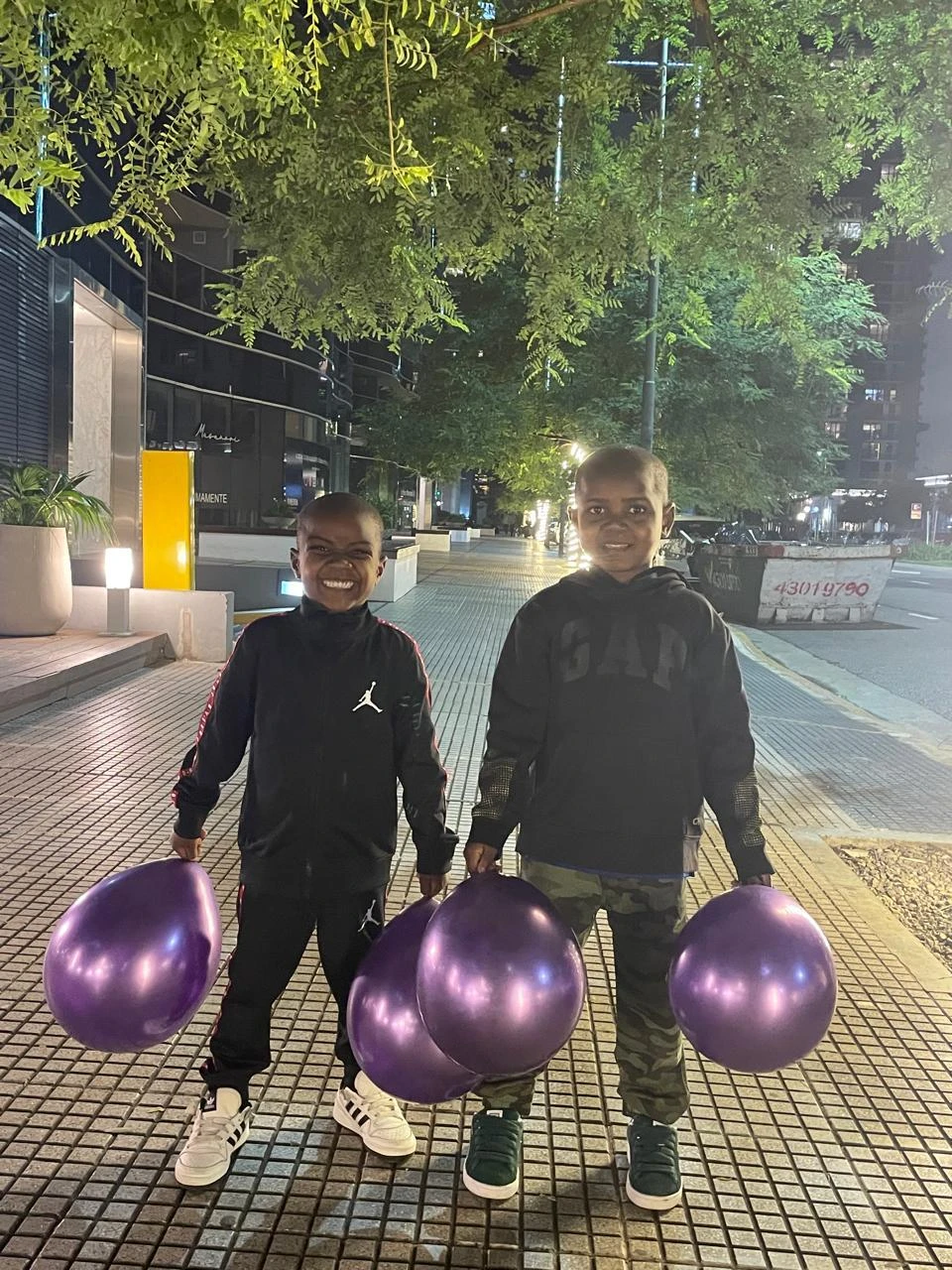 Zac y Bibi viven en nuestro país con sus padres adoptivos José y Grabriela desde enero de 2025