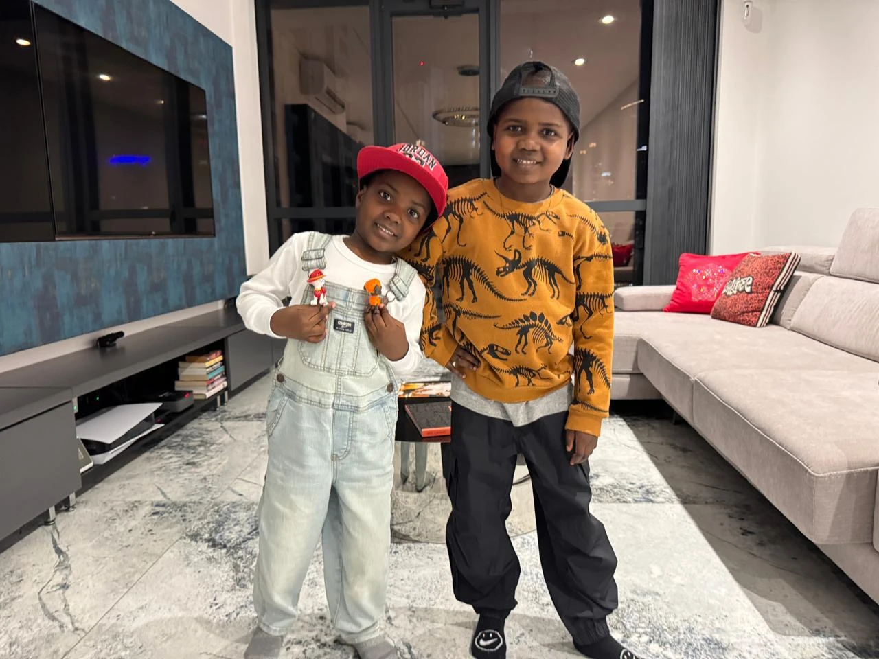 Zac y Bibi viven en nuestro país con sus padres adoptivos José y Grabriela desde enero de 2025