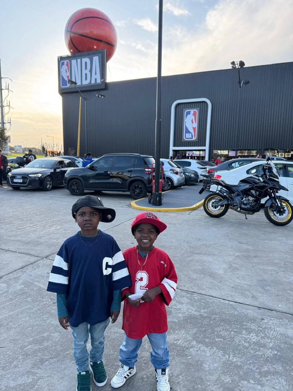 Zac y Bibi viven en nuestro país con sus padres adoptivos José y Grabriela desde enero de 2025