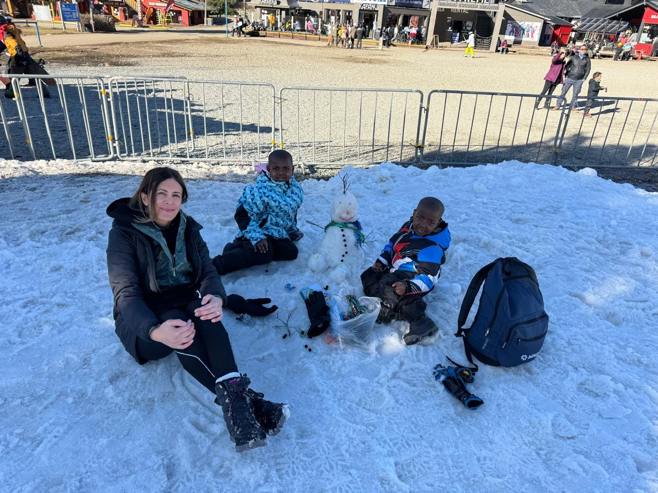 Zac y Bibi viven en nuestro país con sus padres adoptivos José y Grabriela desde enero de 2025