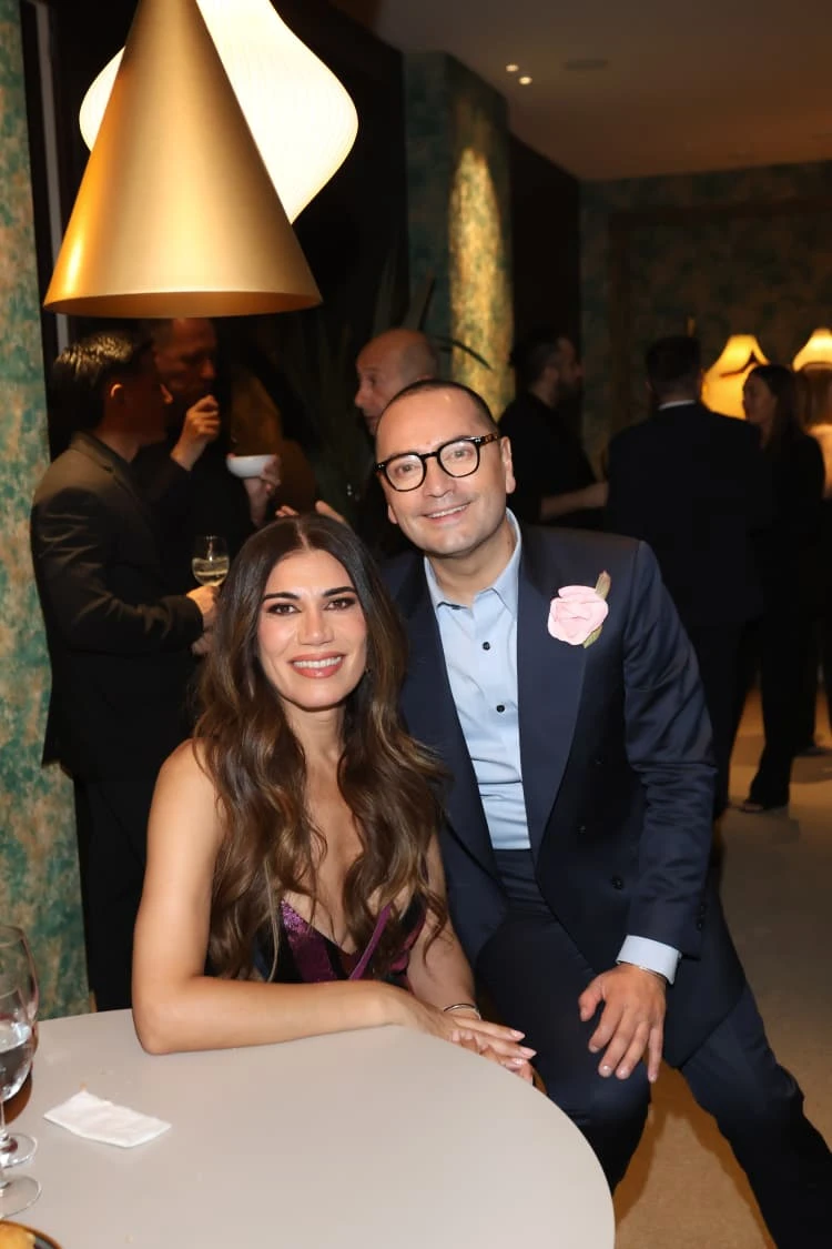 Junto a su amiga Flor de la V