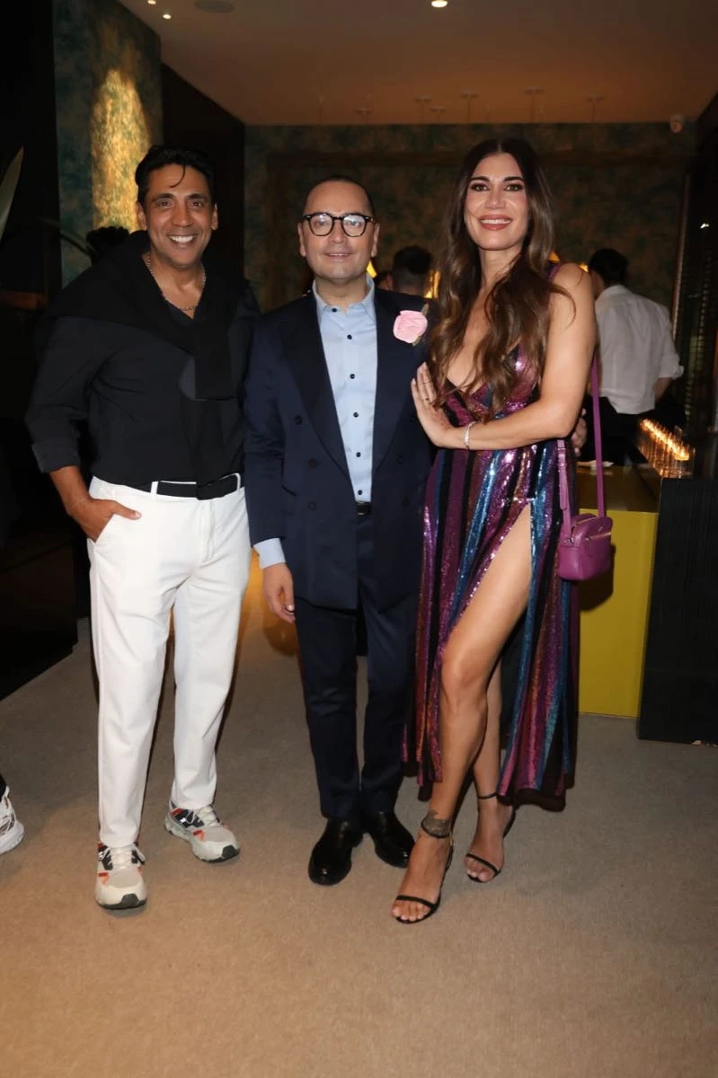 Coco Fernández, junto al cumpleañero y Flor de la V