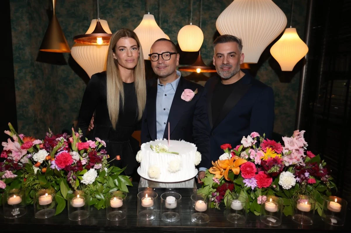Soplando velitas junto a Daniela Urzi y Cristian Rey.