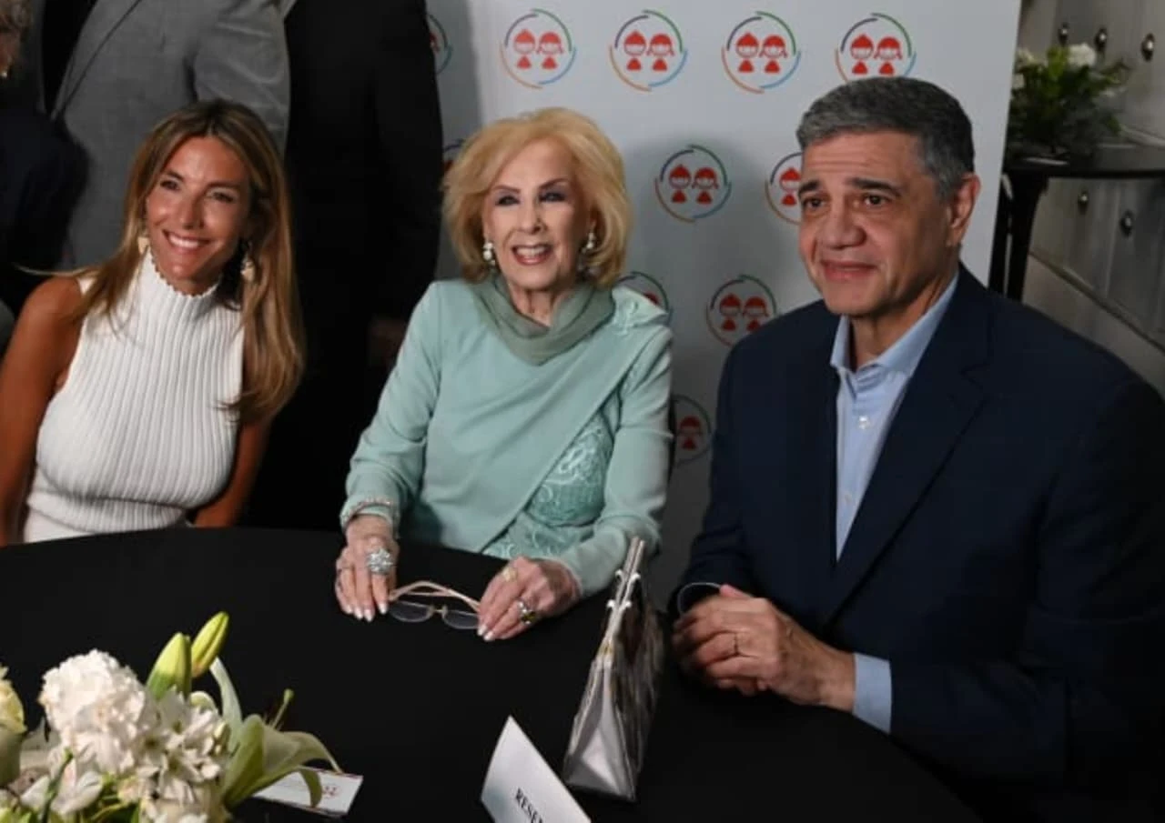Belén Ludueña y Jorge Macri junto a Mirtha Legrand.
