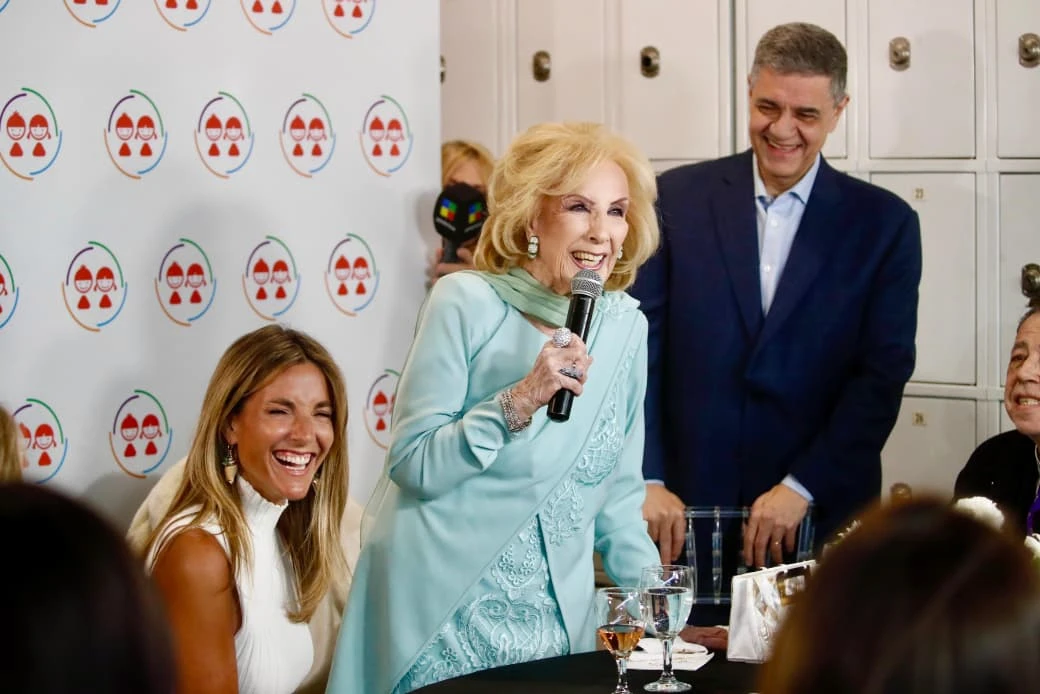 Belén Ludueña y Jorge Macri junto a Mirtha Legrand.