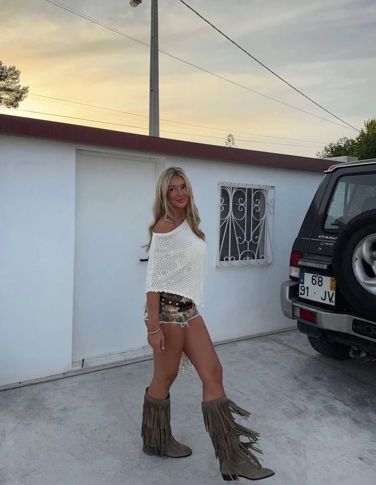 Así se llevan las texanas con flecos.