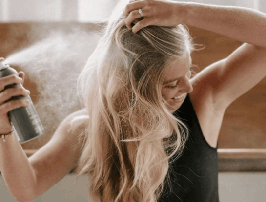 El secreto que tu pelo necesita en verano: ¿qué son las brumas capilares y por qué usarlas?