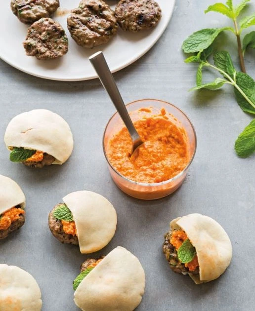 Mini pitas al horno con pollo al curry y chutney de mango: una receta fusión oriental simple


