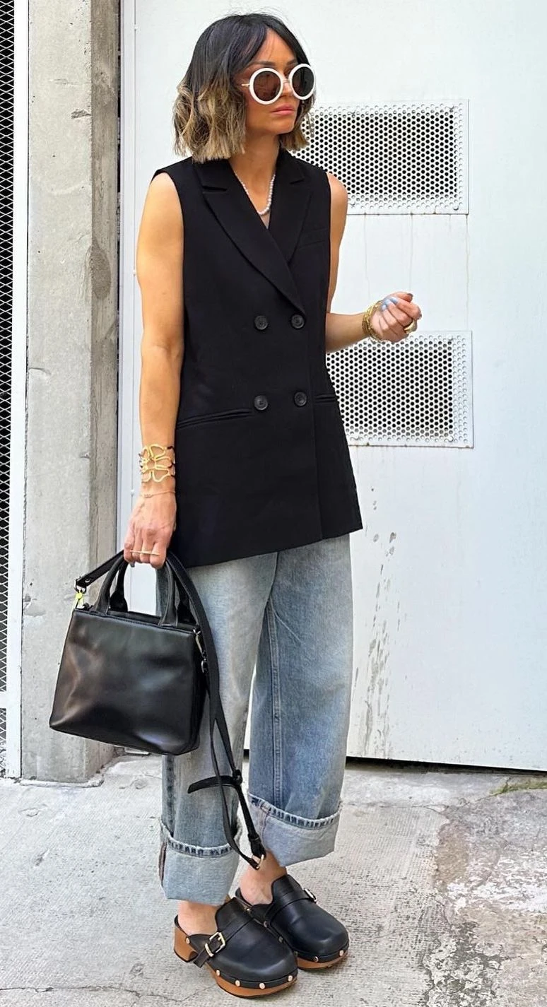 Lleválos con jeans y un chaleco largo para un look de oficina.