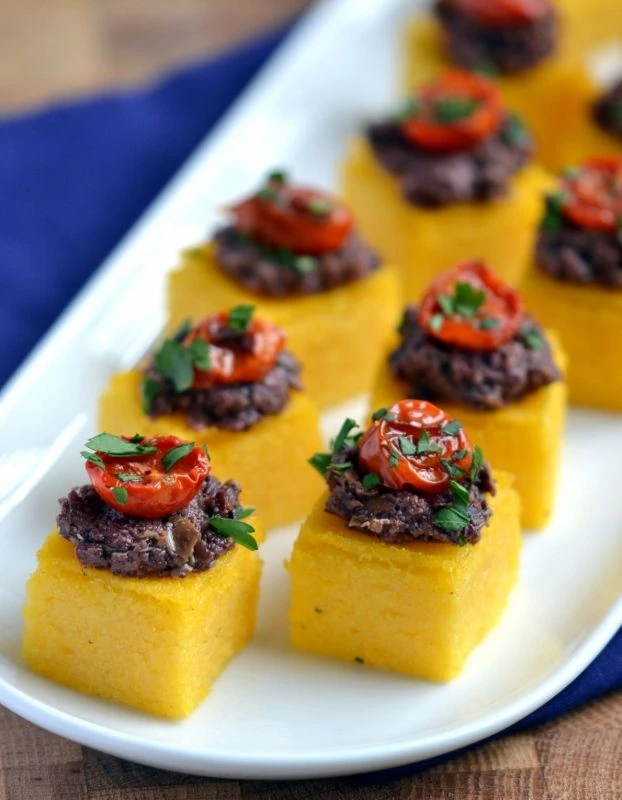 Tartaletas de polenta con vegetales grillados: una receta económica y rica

