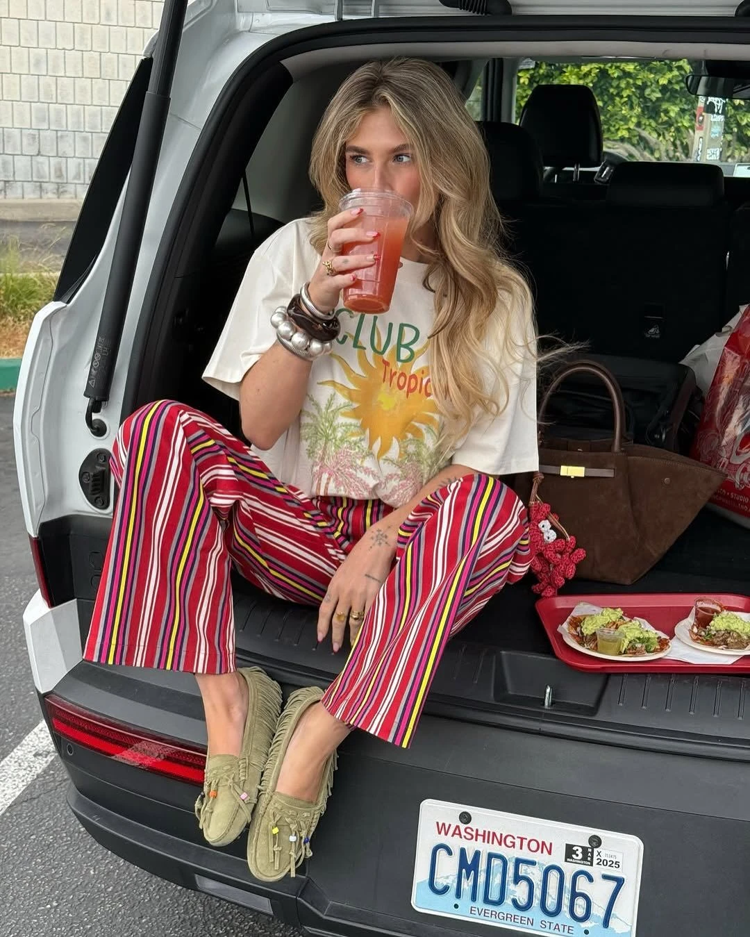 Pantalón rayado + remera con estampa