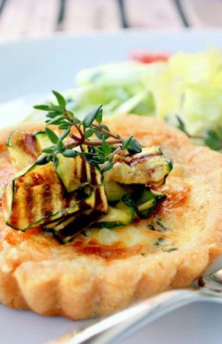 Tartaletas de polenta con vegetales grillados: una receta económica y rica

