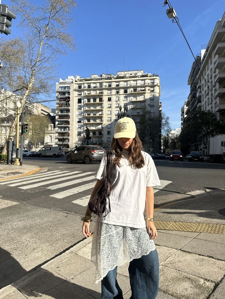 Formas para sumarte a la tendencia falda+pantalón.