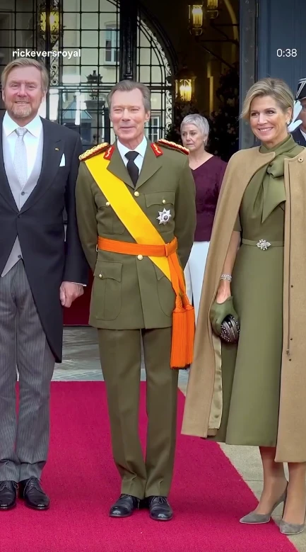 La princesa Amalia combinó rojo y granate y llevó el look más chic