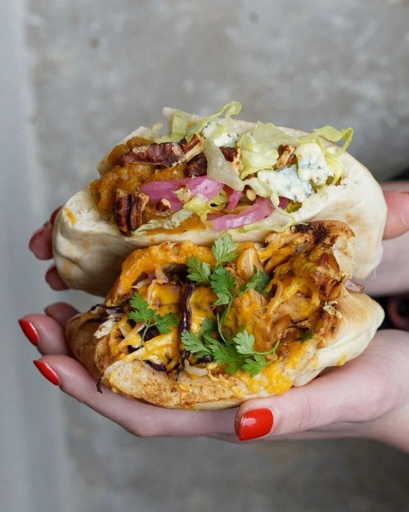 Mini pitas al horno con pollo al curry y chutney de mango: una receta fusión oriental simple

