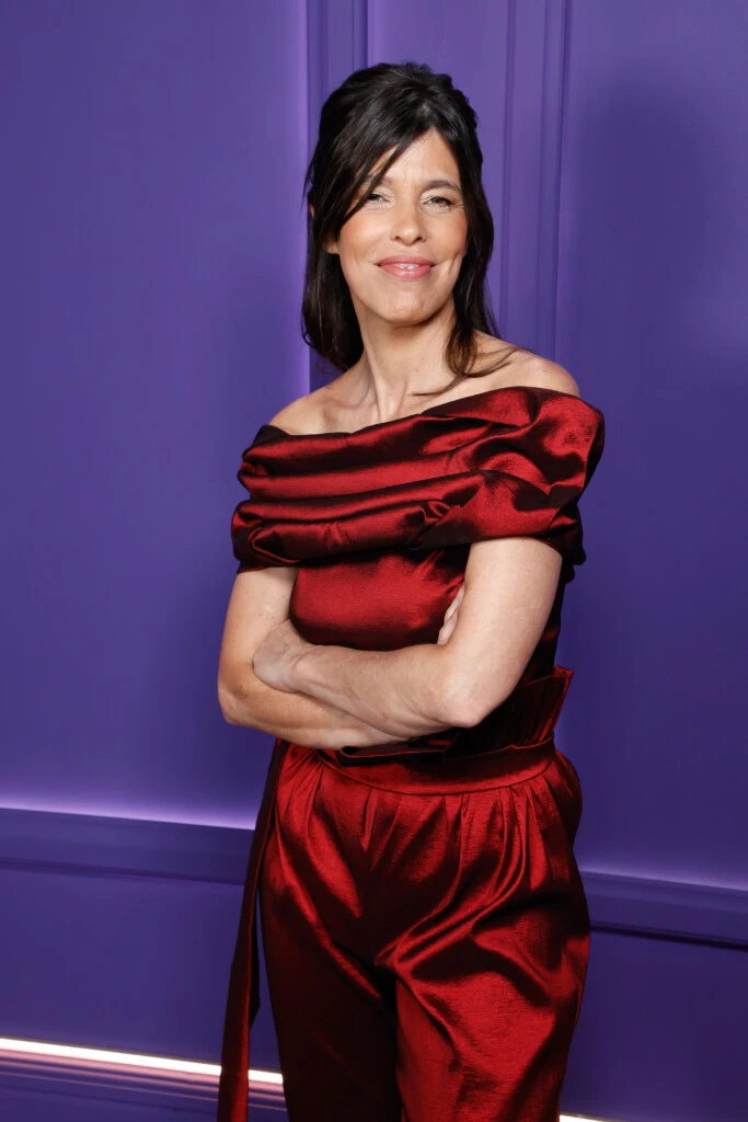 Valentina Bassi impactó con un look color burgundy en la mesaza de Mirtha