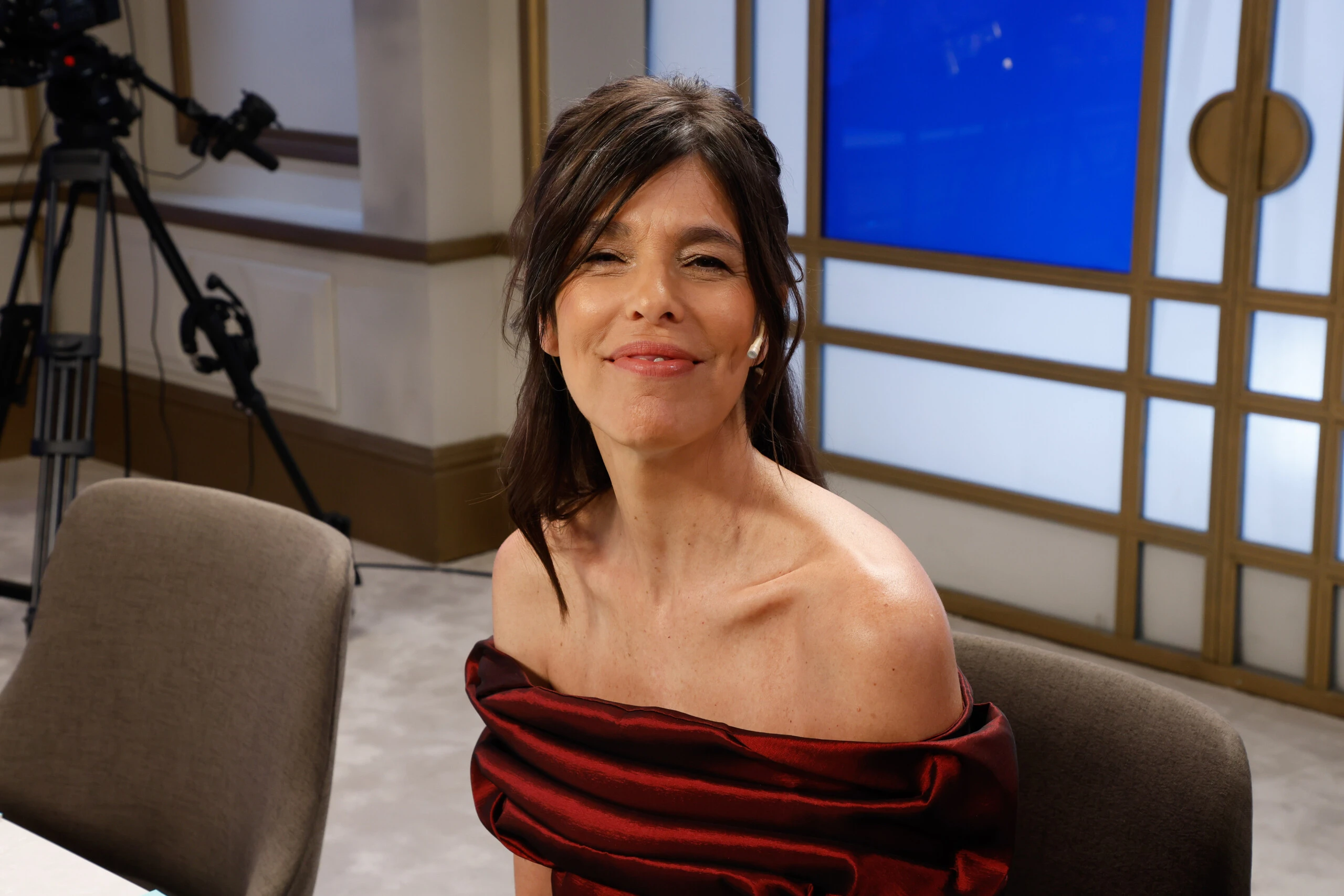 Valentina Bassi impactó con un look color burgundy en la mesaza de Mirtha