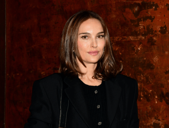 Natalie Portman sabe cómo lucir chic con los básicos del placard