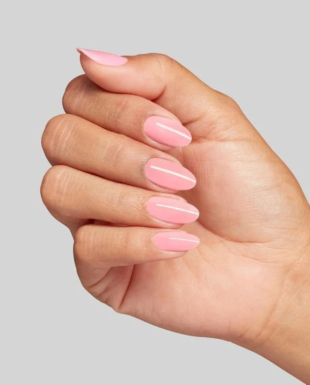 5 estilos de uñas estratégicos para disimular el crecimiento y extender la manicura hasta una semana más