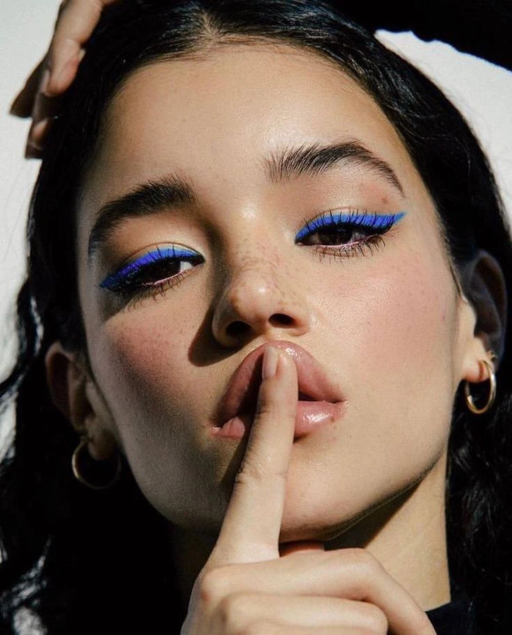 Delineador azul: el truco de maquilladora para que tus ojos marrones y verdes resalten al instante