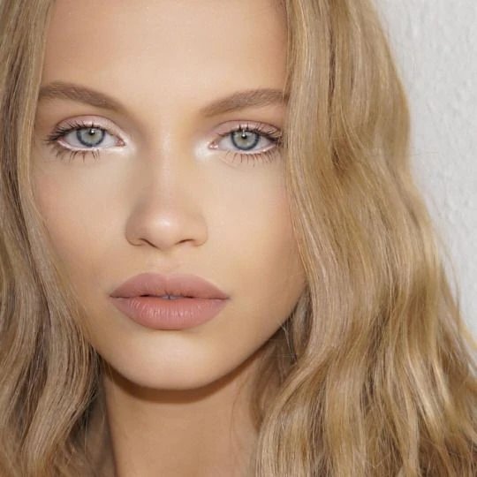 El maquillador Lewis Amarante revela por qué un lápiz claro en la línea de agua puede cambiarlo todo: abre los ojos, da frescura y suaviza los rasgos.