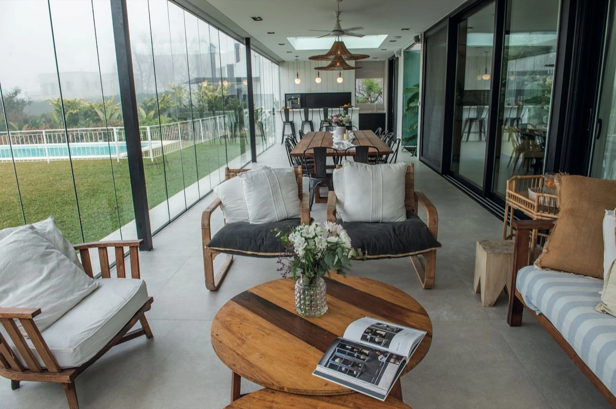 La galería, clave en el armado de la casa familiar de la arquitecta Maura Ambrosetto.