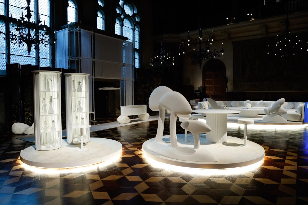 Fantasía y realidad en superficies difusas creadas por Laura Orcoyen.