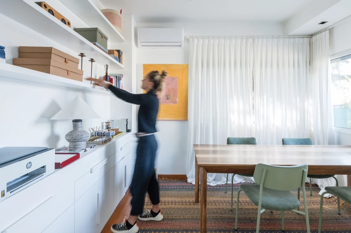 El escritorio es un espacio integrado el área social de la casa con identidad propia.