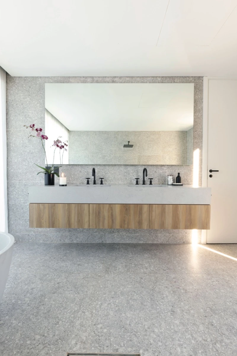 En el baño los espejos extra grandes lucen en su máximo esplendor. 