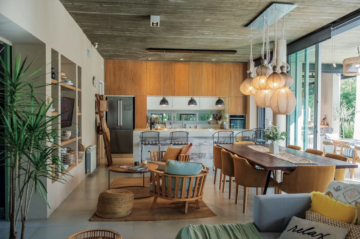 El comedor es una síntesis del espíritu cálido y atemporal de la casa. 