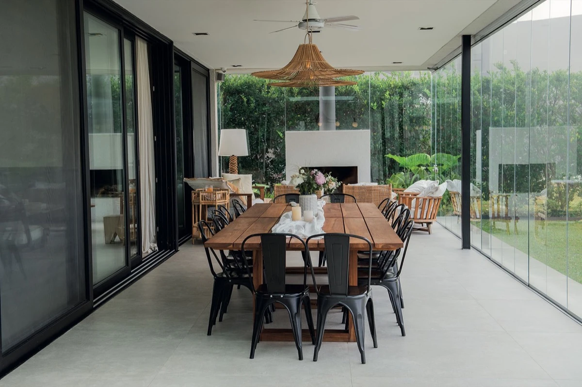 La súper mesa de encuentro en la galería.